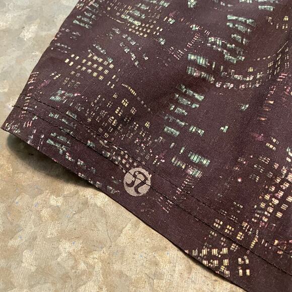 Lululemon T.H.E. Linerless Shorts Mens Large Multicolor AOP Black Athleisure - Picture 6 of 9